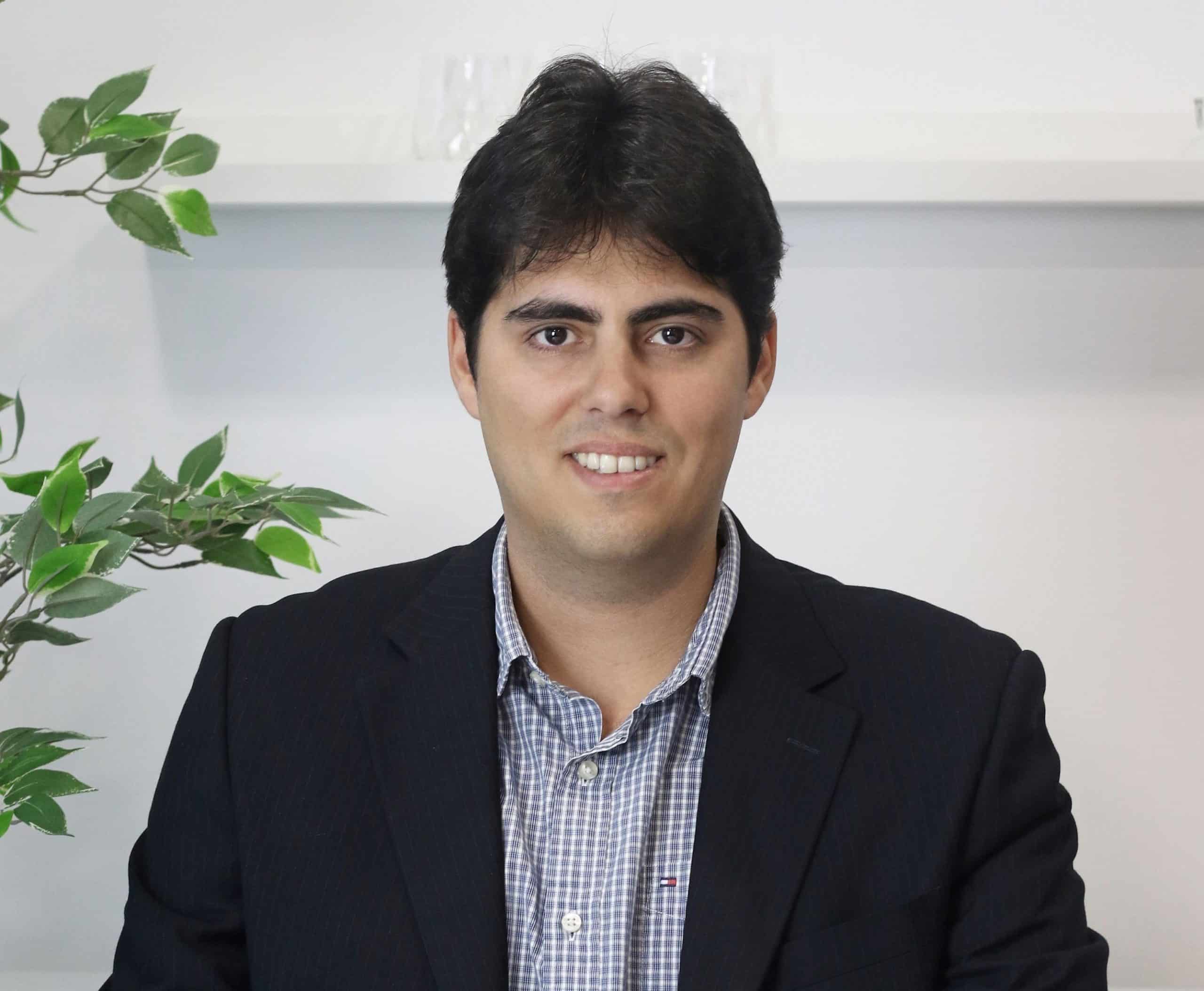 <b>Adriano Vieira</b>